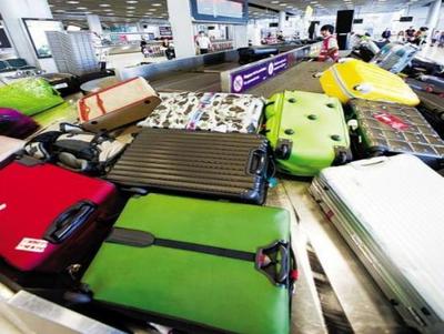 為何下了飛機之后，托運的行李箱都不撕標(biāo)簽？過來人告訴你行李托運的奧秘